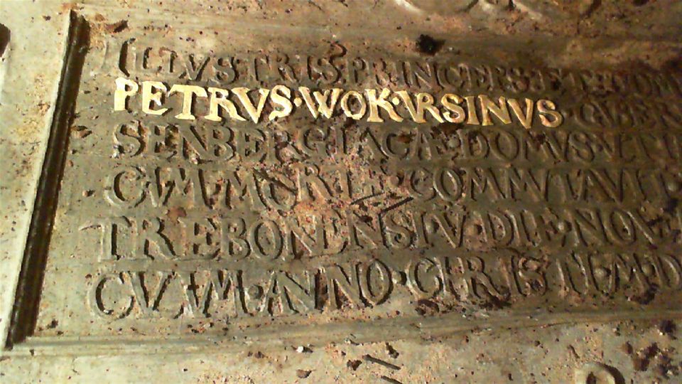 Fotografie z průzkumné sondy a řezu Rožmberskou hrobkou v klášteře ve Vyšším Brodě