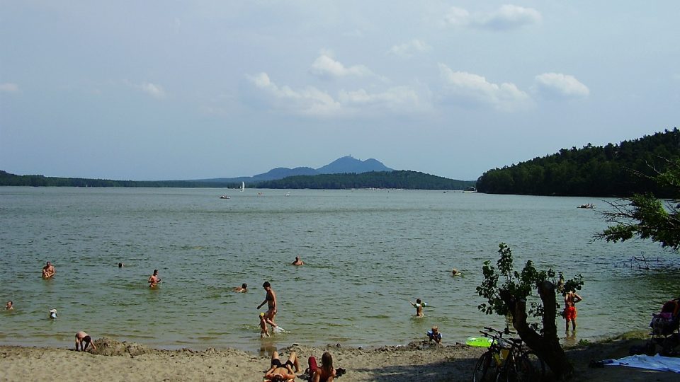 Pohled na Máchovo jezero od Starých Splavů