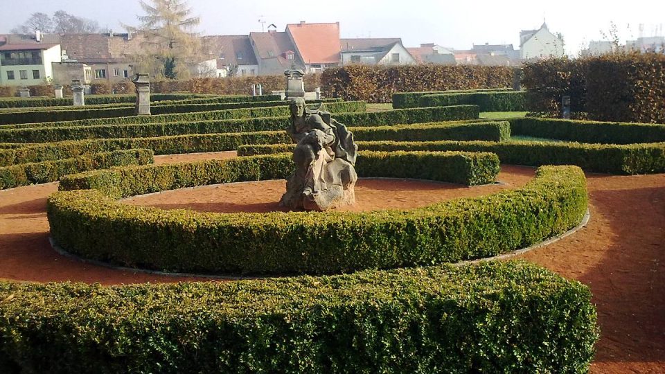 Okolí kláštera zdobí udržovaný francouzský park