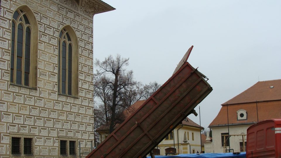 Práce před zámkem v Litomyšli