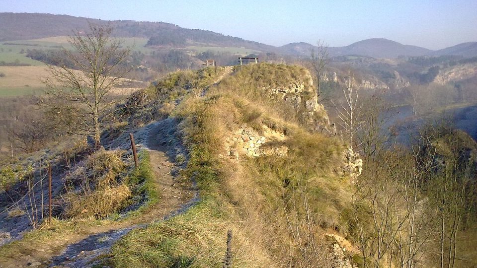 Z úzké skalní šíje nad Tetínem je fascinují výhled