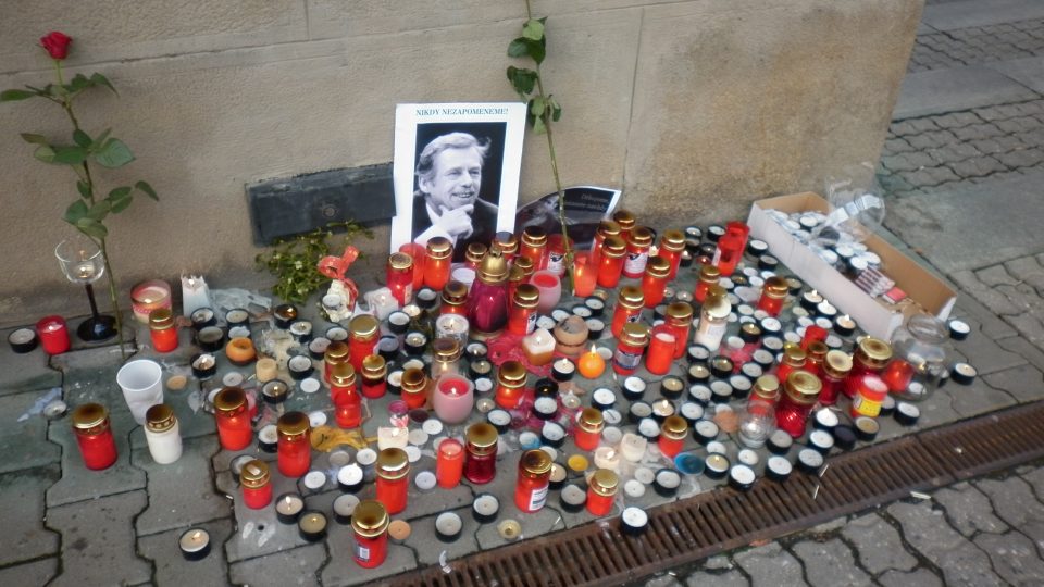 Také ve Zlíně začali lidé uctívat památku Václava Havla už v neděli odpoledne