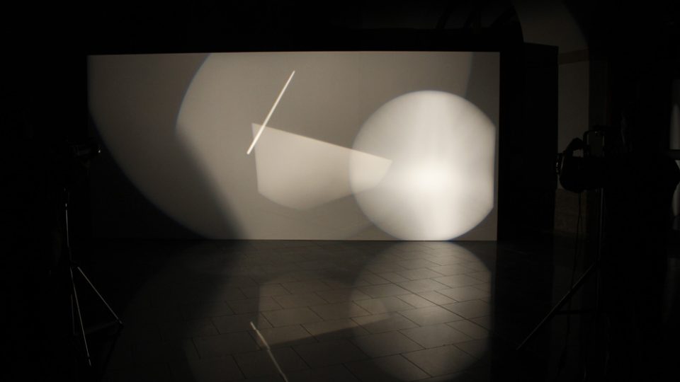 Richard Loskot, Mezi vším a ničím (světelná animace, pět silných reflektorů vytvářelo mnoho kombinací světelných kompozic; kruhové profily se sčítaly a výsledný tvar z toho zářil)