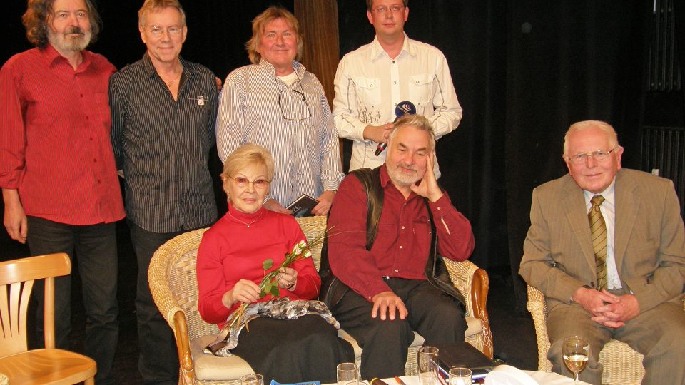 Společné foto: Pavel Půta, Andy Seidl, Jiří Teper, Aleš Cibulka, dole: Valentýna Thielová, Vratislav Ebr a Dalimil Klapka
