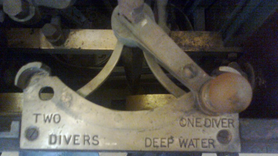 Detail stroje na tlakování skafandrů potápěčů při stavbě střekovských zdymadel