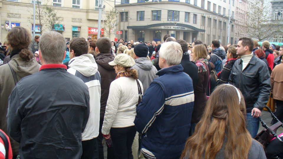 Lidé v tichosti v Brně uctili Havlovu památku