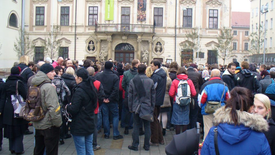 Moravské náměstí se zaplnilo stovkami lidí