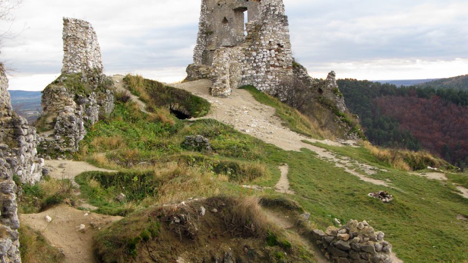 Pohled na část hradu od kaple