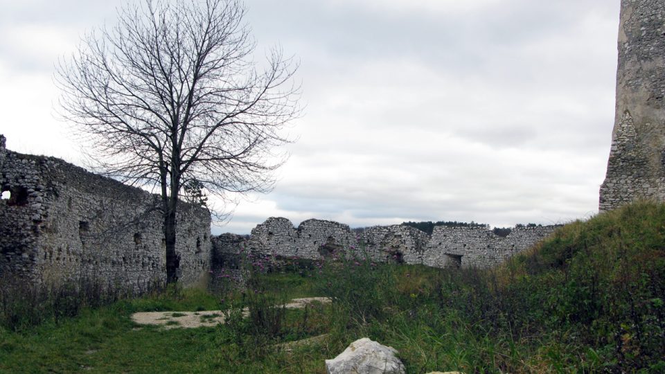 Čachtický hrad je poměrně rozsáhlý