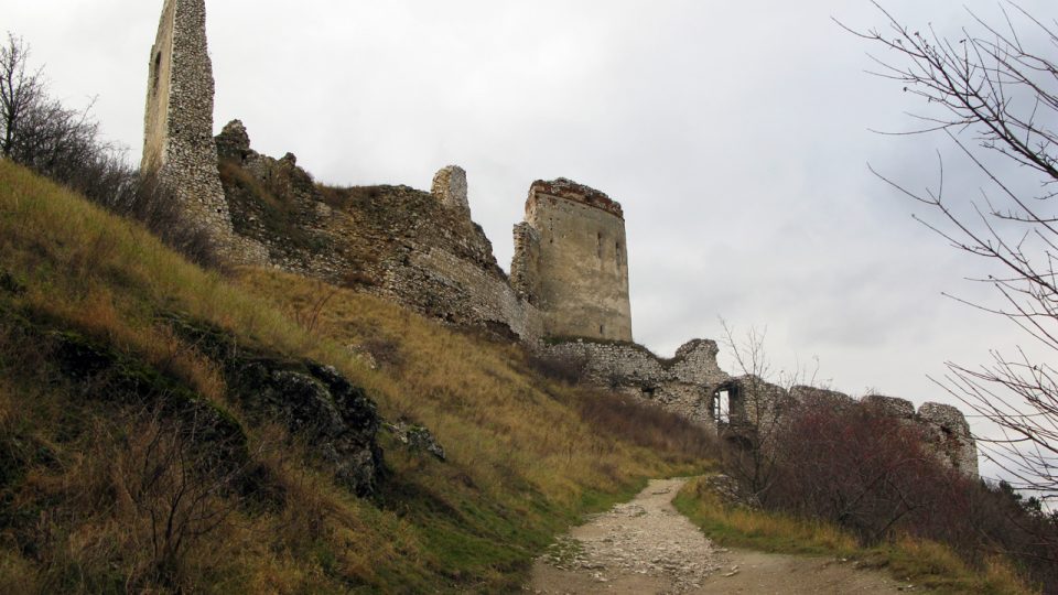 Pohled od první hradní brány