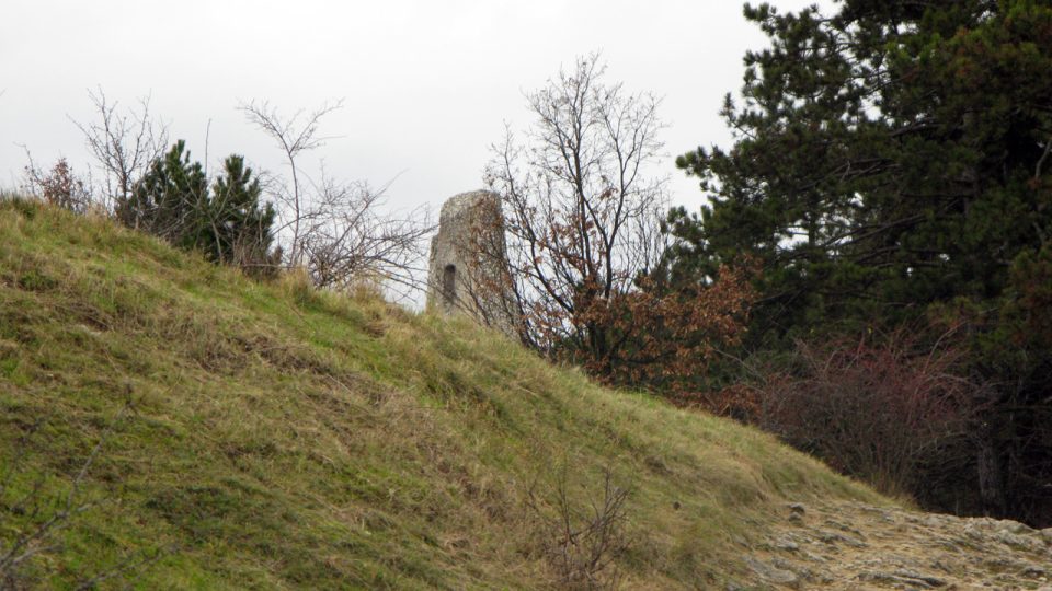 Hrad se začne objevat nejprve nepatrně