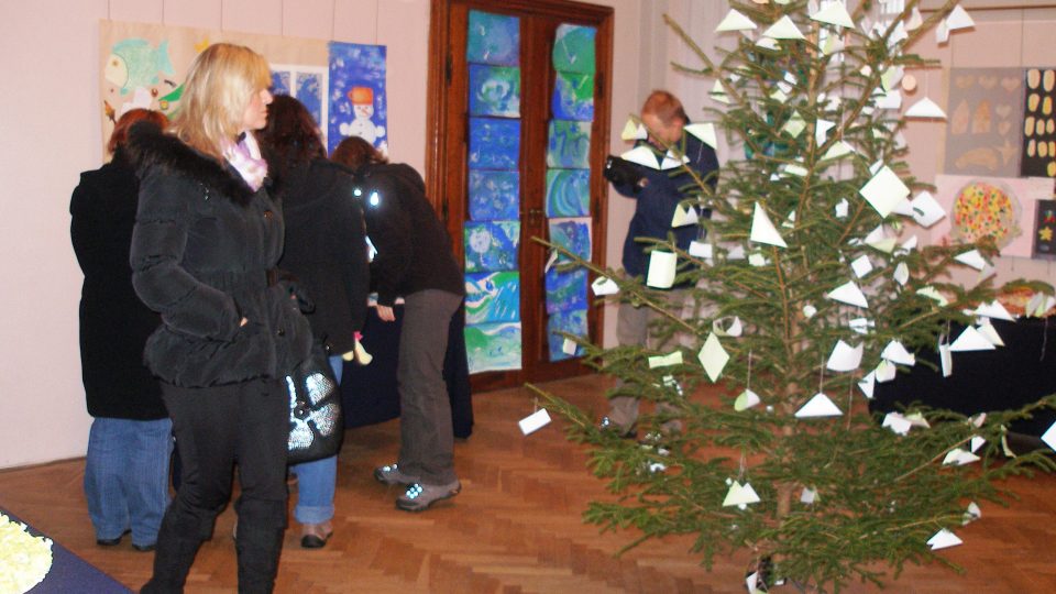 Pohled do expozice s vánočním stromem přání