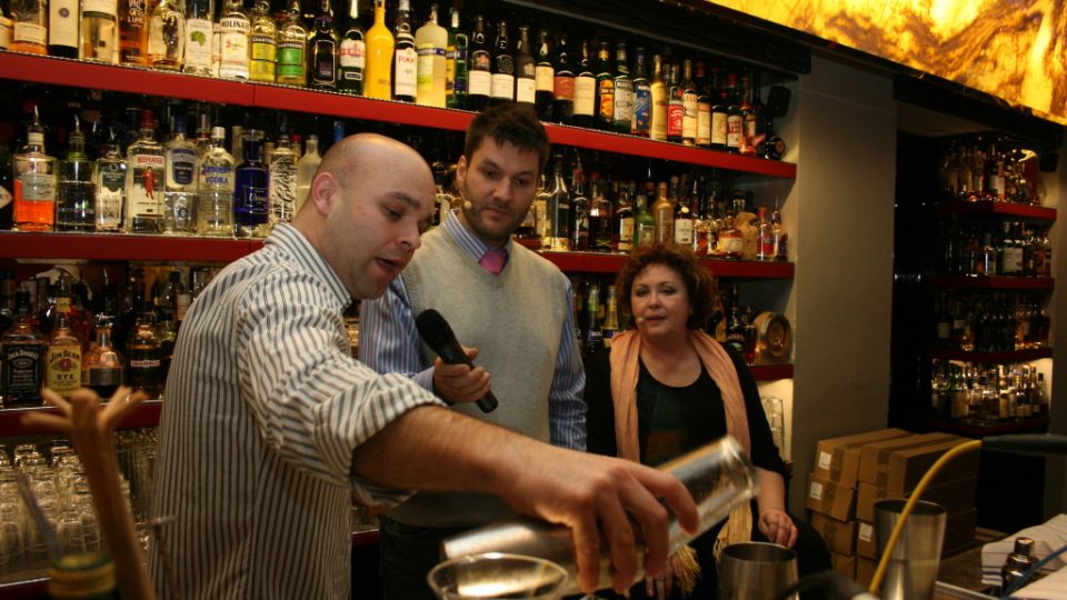 Barman Jan Braniš při přípravě koktejlu