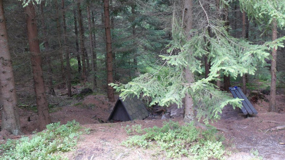 U Ferdinandovy studánky je i lavička vybízející k odpočinku