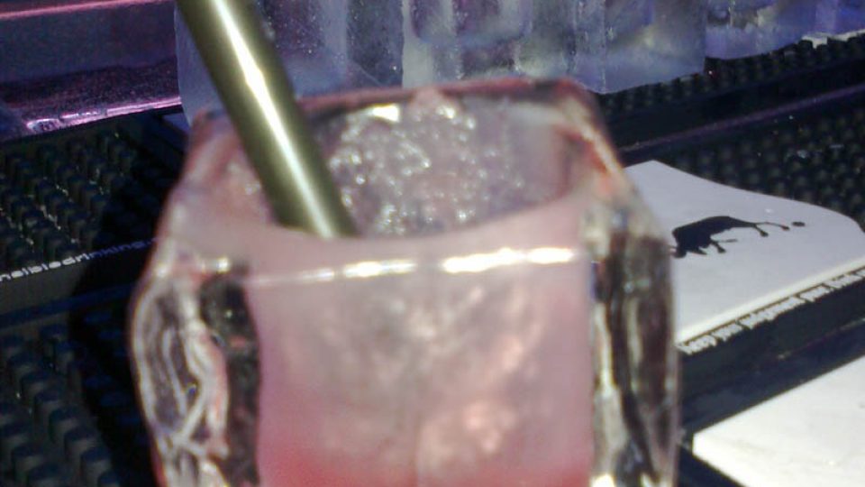 I koktejly podávají ve sklenicích z ledu