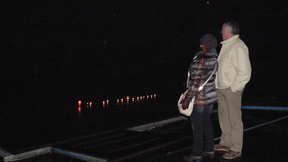 V přístavu ve Vaňově někteří lidé zapalovali svíčky