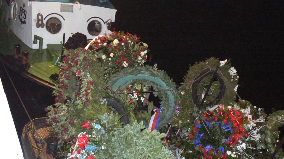 Loď s květinovými dary pro Václava Havla