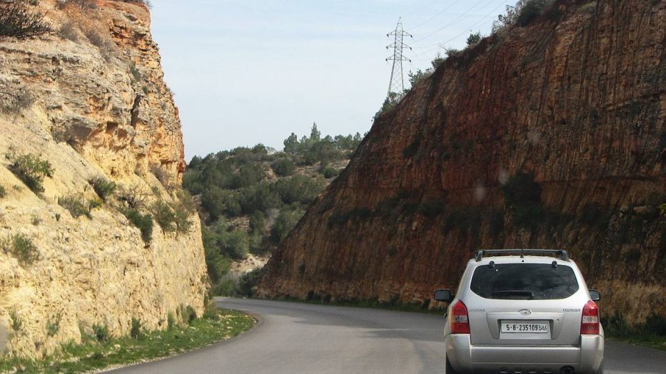 V Libyi neexistuje veřejná doprava, železnice nebyla nikdy postavena, a tak se lidé přemísťují auty