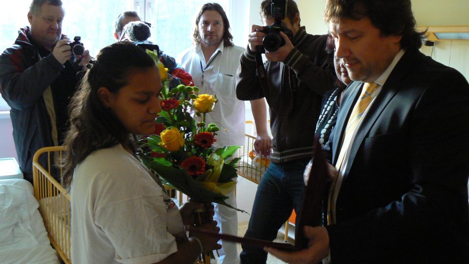 Ústecký primátor Vít Mandík dal Tereze Ikrové také pamětní list Ústecký primátor Vít Mandík dal Tereze Ikrové také pamětní list