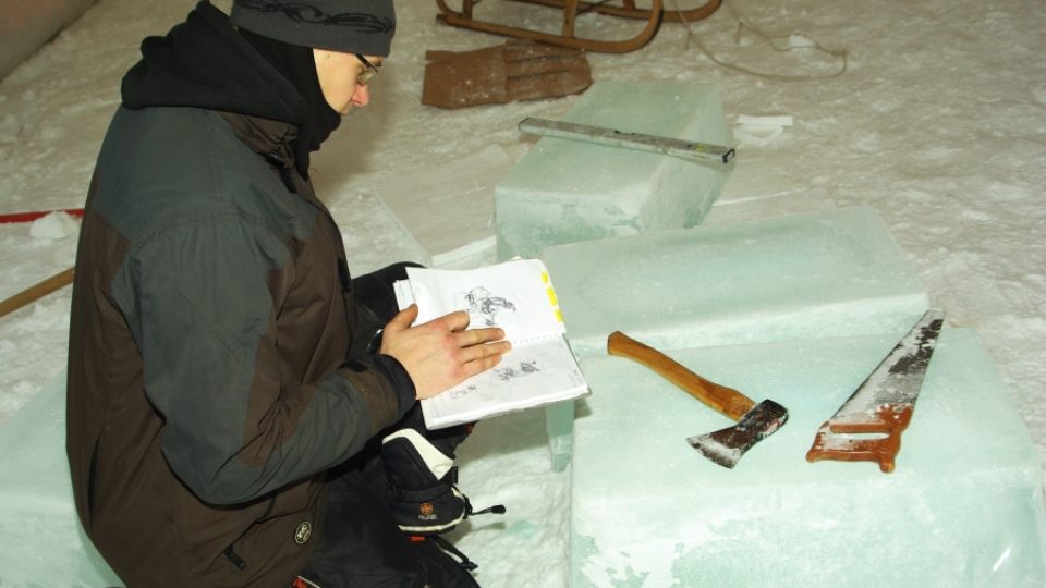 Umělec nad skicou ledové sochy