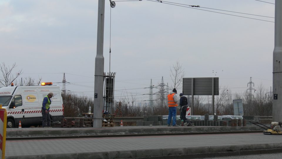 Tramvajové zastávky se ve čtvrtek ještě dodělávaly