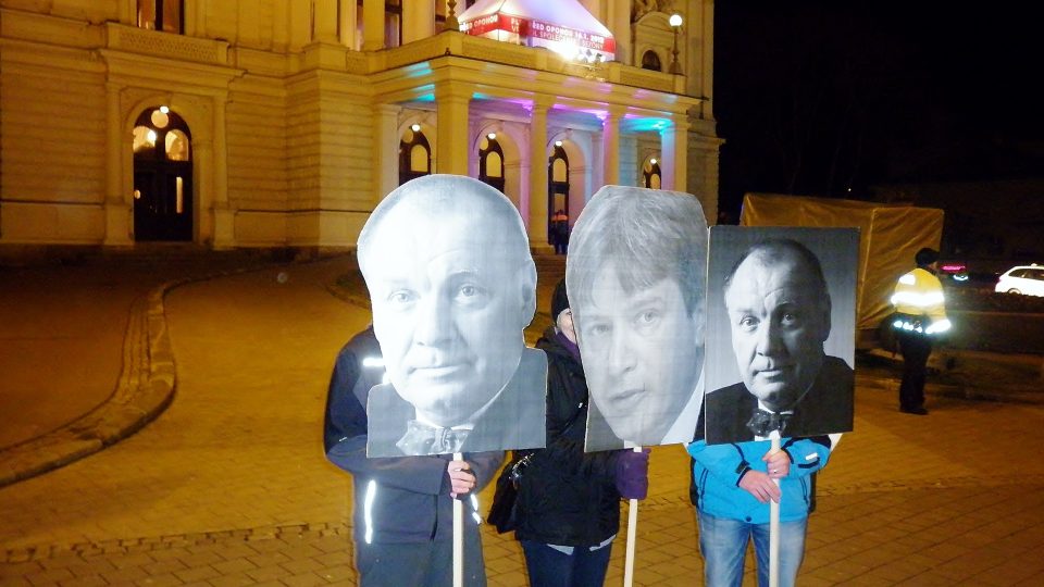 Účastníky městského plesu v Brně vítali demonstranti