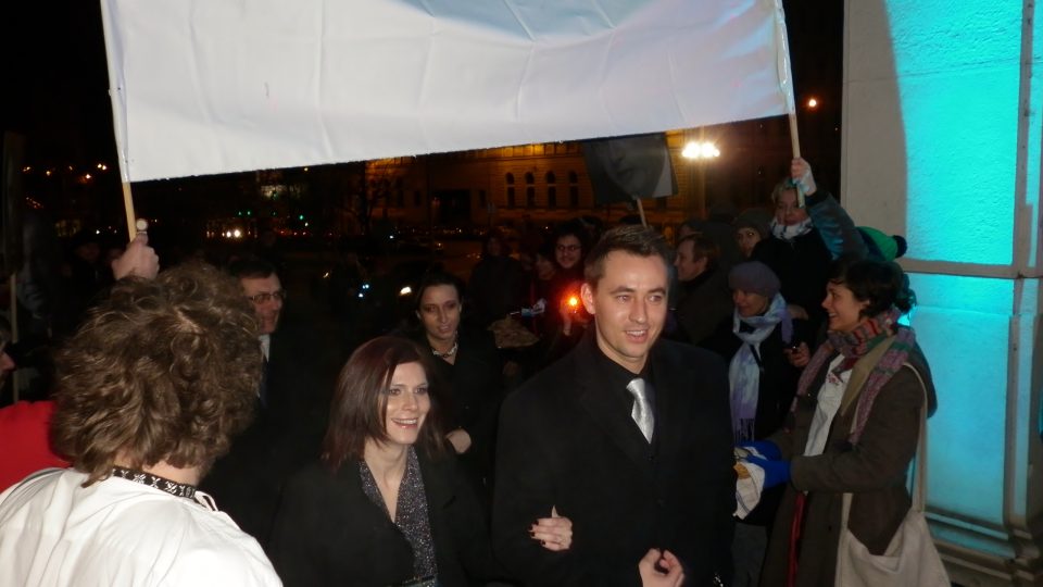 Příchod na letošní brněnský městský ples lemovala ulička s demonstranty 