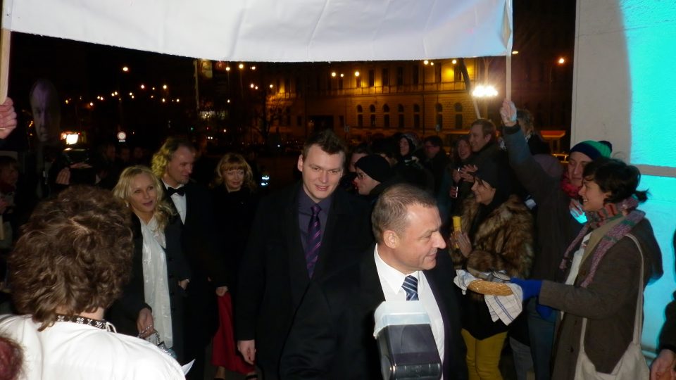 Příchod na letošní brněnský městský ples lemovala ulička s demonstranty 