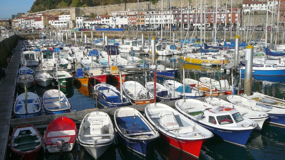 Klid v přístavu Donostia-San Sebastian. I tohle město ale desítky let trpělo pod hrozbami ze strany ETA