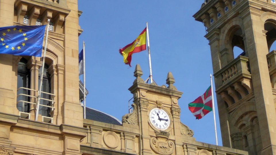 Vlajky na radnici v Donostii-San Sebastiánu - první španělská, až pod ní vlajka baskická