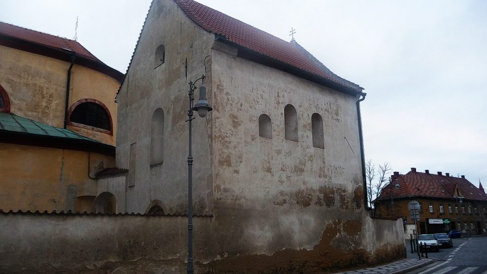 U baziliky svatého Václava stojí ještě kostel svatého Klementa