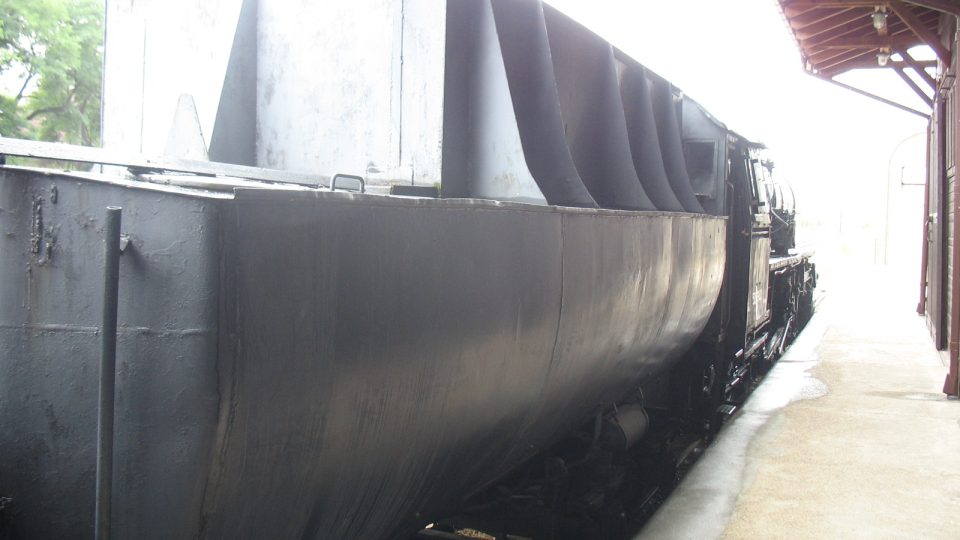 Parní lokomotiva s tendrem na uhlí v železniční stanici Radegast