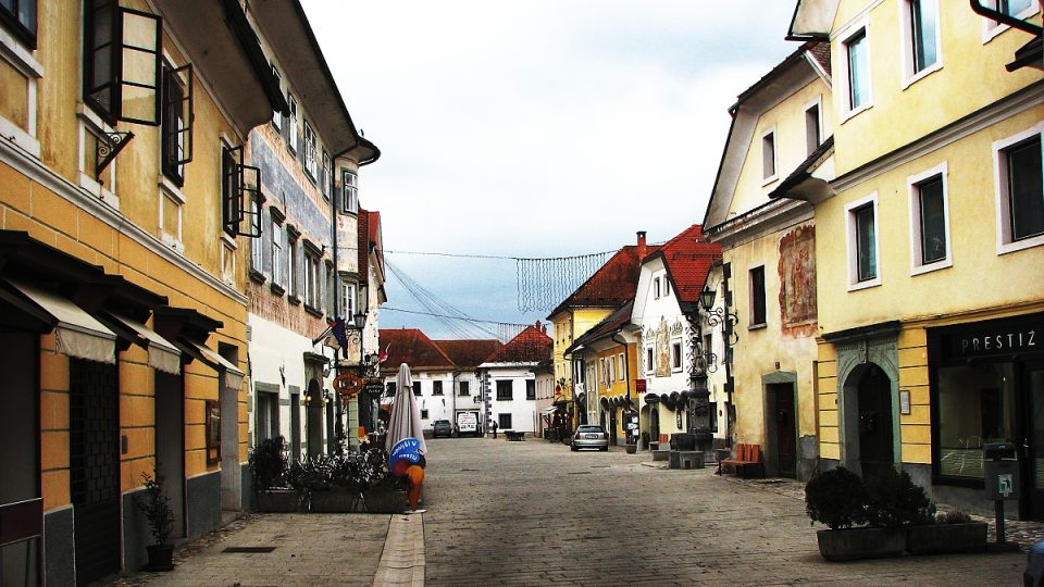 Domy ve slovinském městečku jsou krásně opravené a namalované