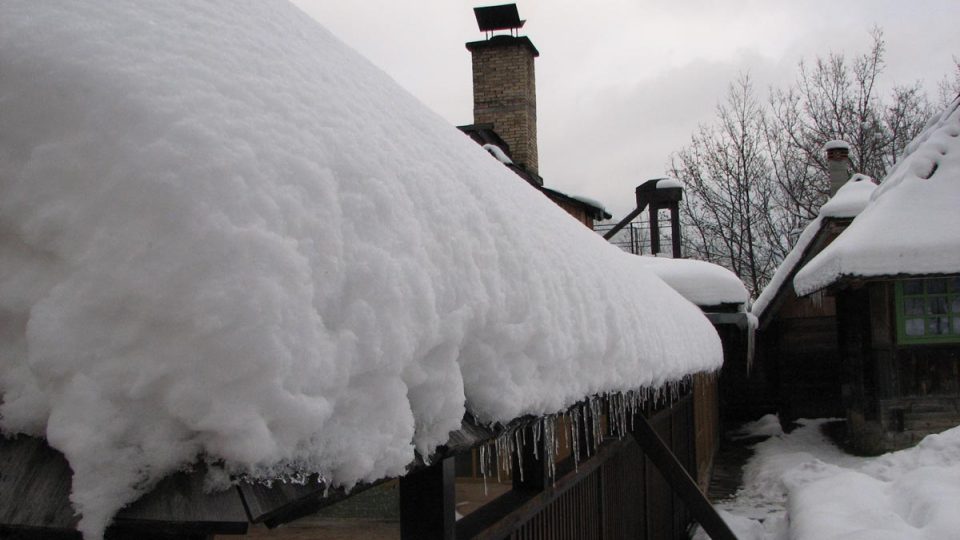 Vrstva sněhu ve vesnici Mećavnik