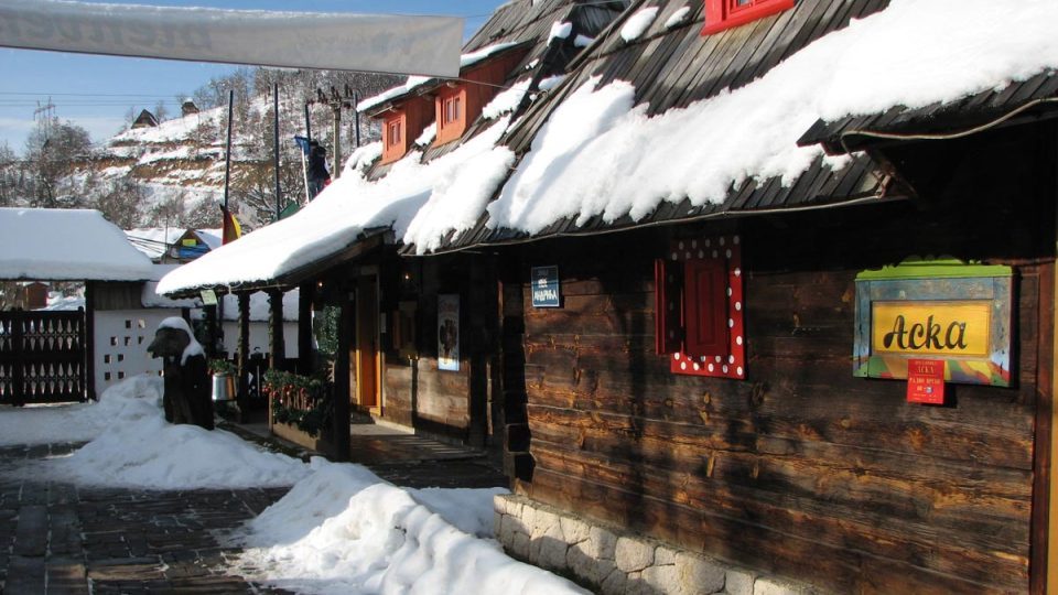 Domky ve vesnici Mačavnik jsou celé ze dřeva