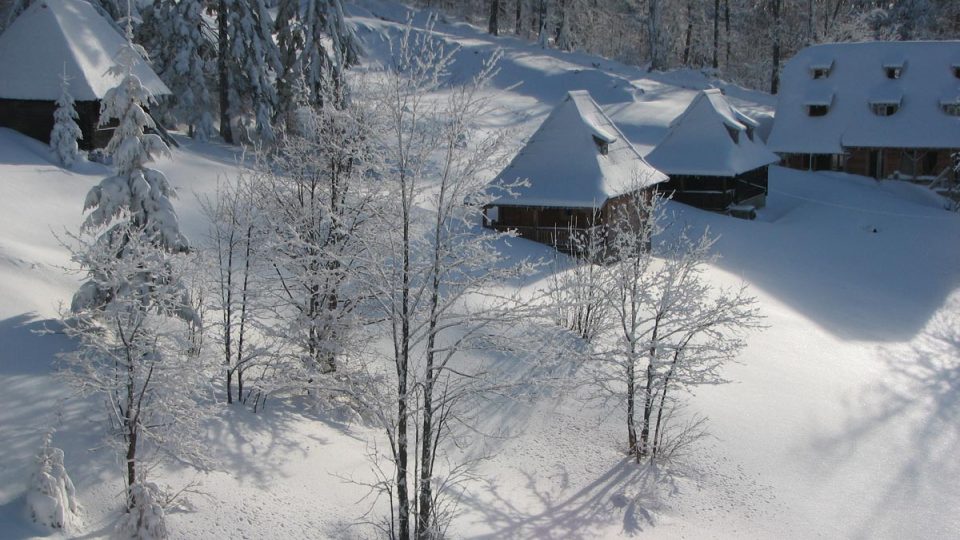 Dřevěné domky vesnice Mećavnik, kterou nechal postavit Emir Kusturica