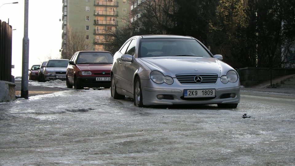 Zamrzlá silnice v Truhlářské ulici
