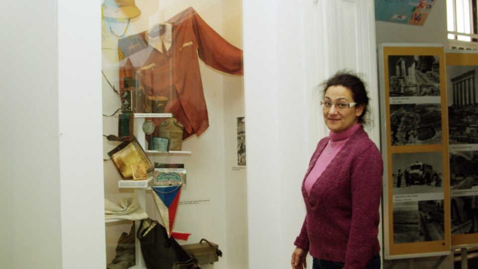 Magdalena Preiningerová u jedné z vitrín expozice