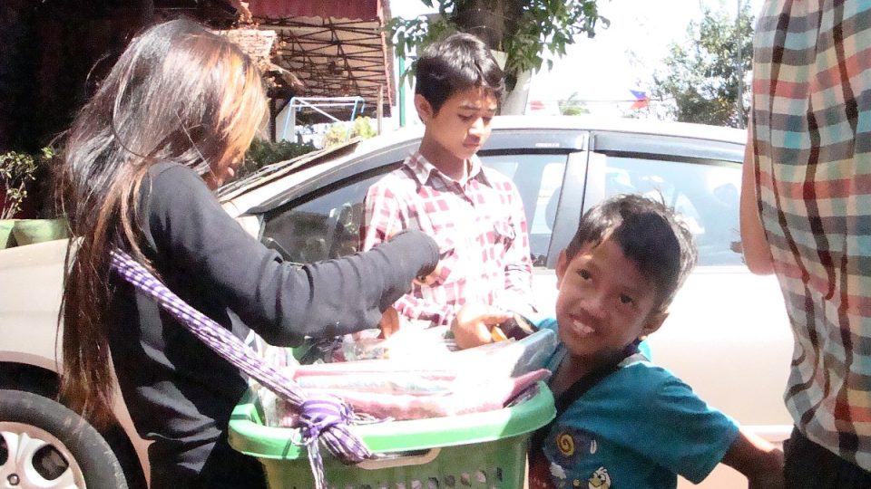 Dokud budou turisté od kambodžských dětí nakupovat, situace se nezmění