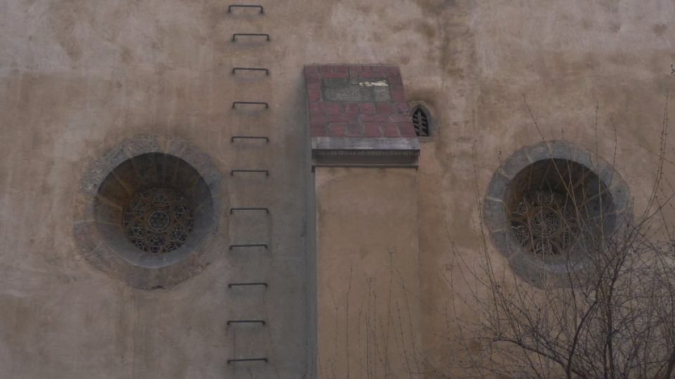Ze strany Pařížské ulice je do zdi Staronové synagogy zabudován žebřík, který začíná ve výšce 5 metrů nad zemí. Vede na půdu, kde podle legendy spočívá golemovo tělo