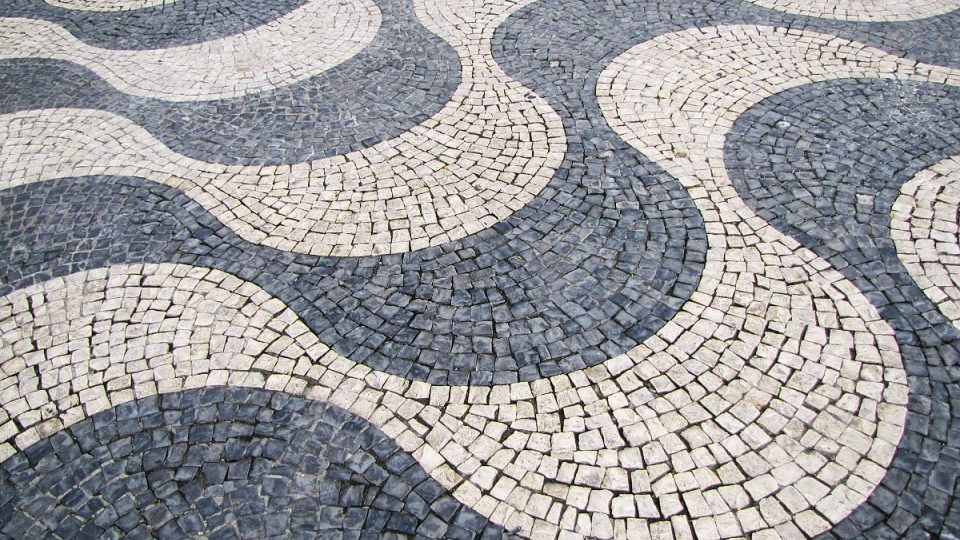 Známý vzor vln z lisabonského náměstí Rossio