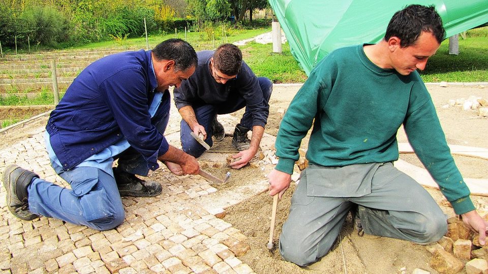 Mistr Jorge Duarte učí budoucí dlaždiče Tiaga a Vítora