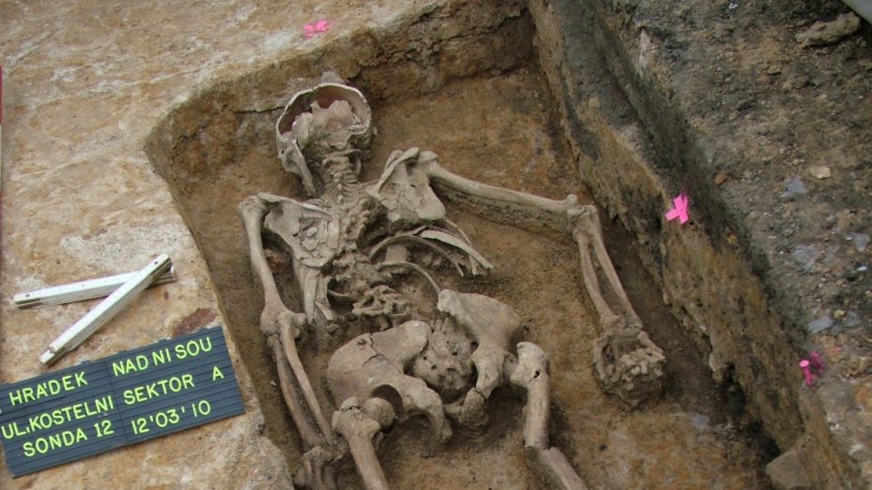 Vypreparovaný hrob Tobiáše z března 2010 odhaluje hlavu stočenou k levé straně, pravou ruku v ramenním kloubu mírně vytočenou, v lokti pokrčenou a se sevřenou pěstí. 