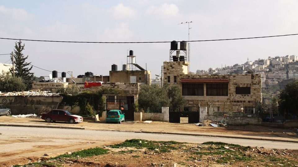 Al-Azaríja leží za vysokou betonovou zdí budovanou Izraelci