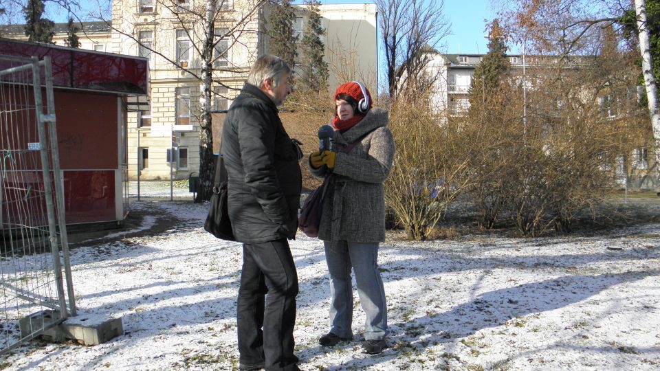 Olomouc - Nová Ulice: redaktorka Petra Ševců a historik Ján Kadlec v areálu nemocnice