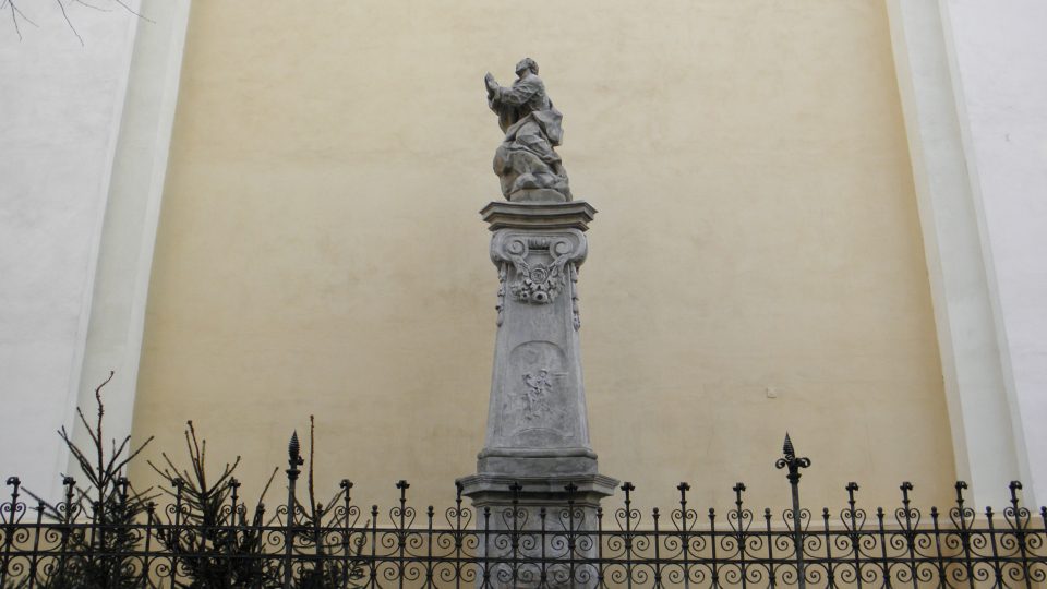 Olomouc - Nová Ulice: socha u kostela Panny Marie Pomocné