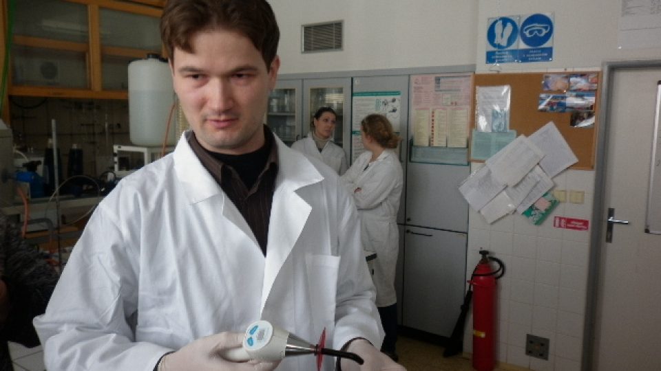 Vědec Petr Poláček vytvrzuje umělou zubní sklovinu