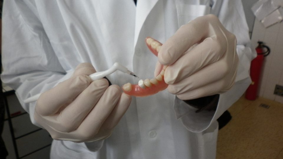 Výzkumník Petr Poláček předvádí práci s umělou zubní sklovinou