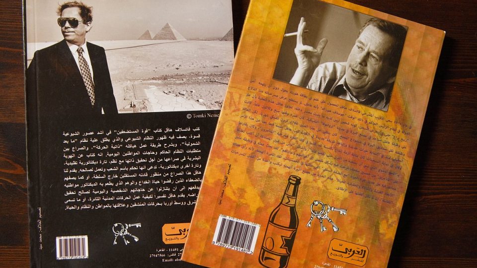 Kromě Havlových fotek se na obálku dostala i pivní láhev, připomínka jeho práce v trutnovském pivovaru