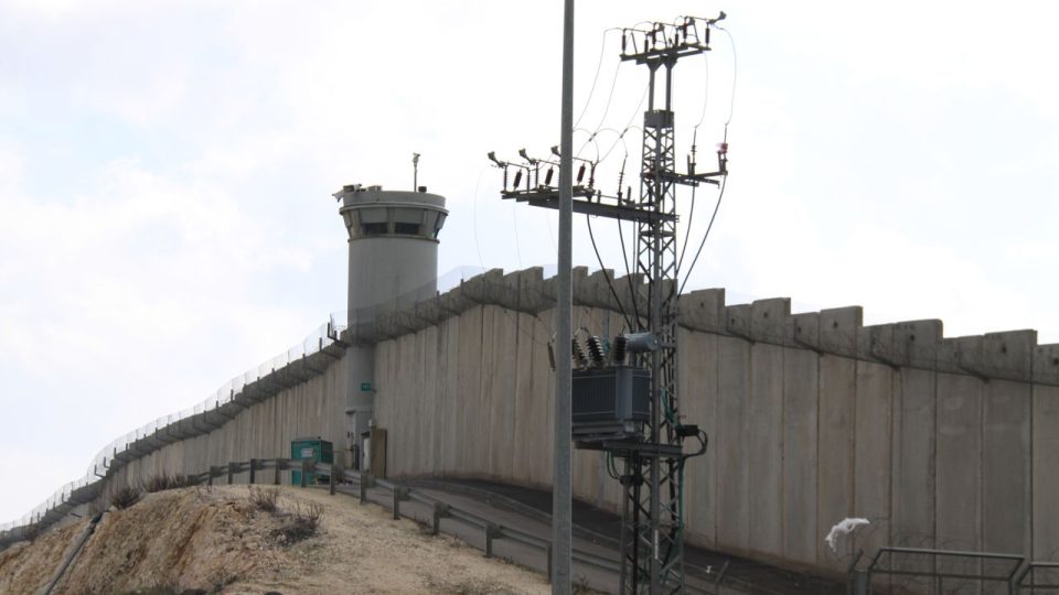 Mohutná zeď se táhne na obě strany od checkpointu Kalandíja 
